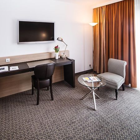 Hotel Plaza ดุยส์บูร์ก ภายนอก รูปภาพ