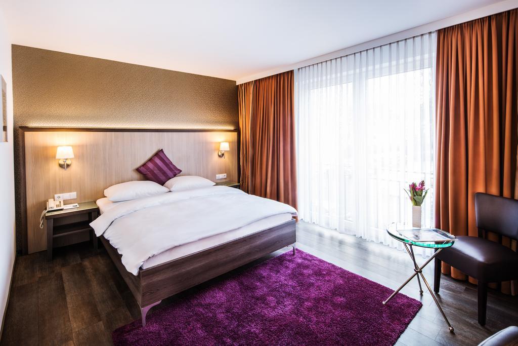 Hotel Plaza ดุยส์บูร์ก ภายนอก รูปภาพ