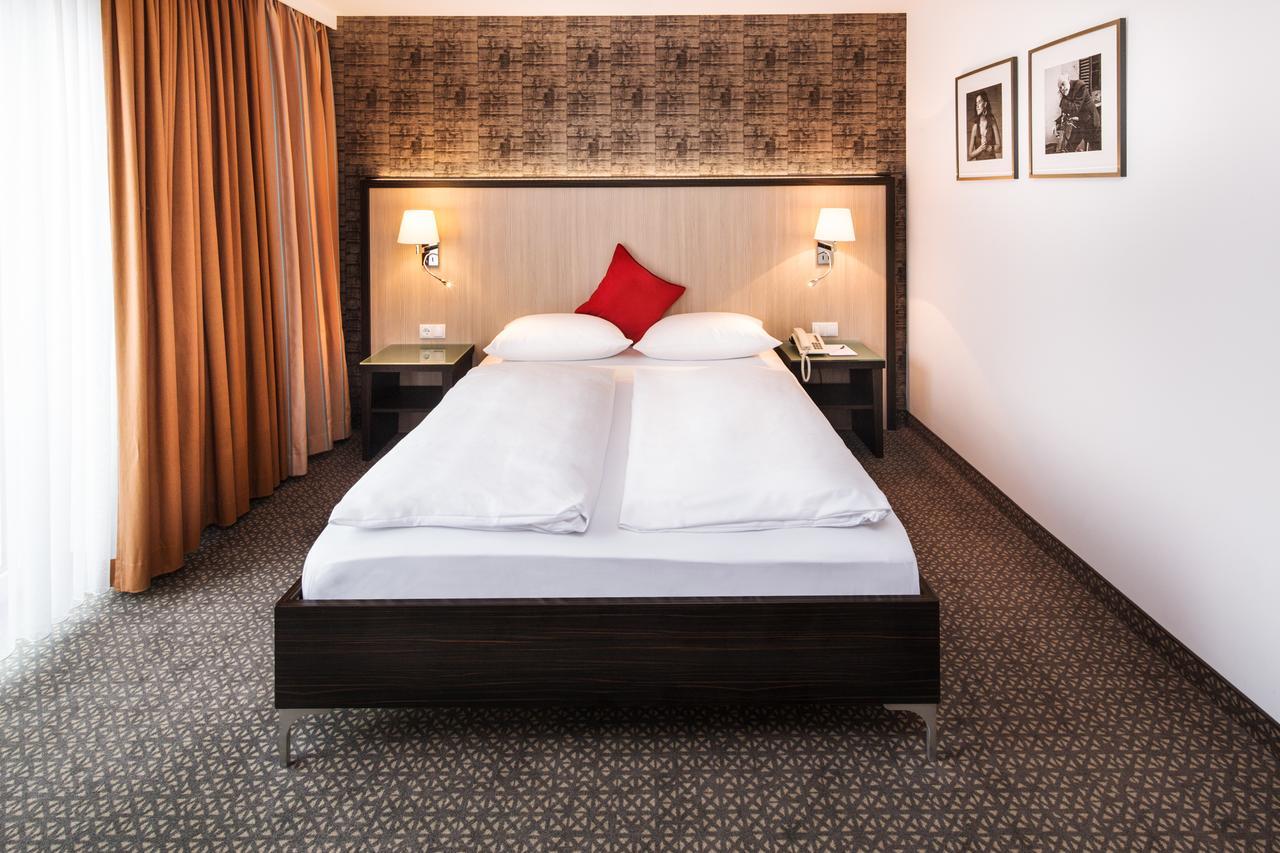 Hotel Plaza ดุยส์บูร์ก ภายนอก รูปภาพ